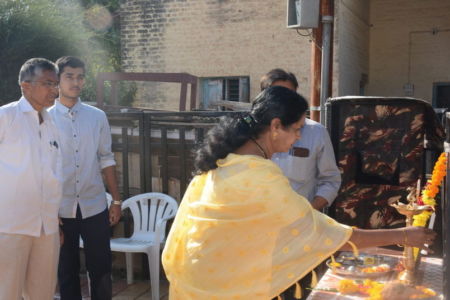 Hon. Pricipal Mrs. Vanita Raut mam is adoring the protrait of Major Dhyanchand.