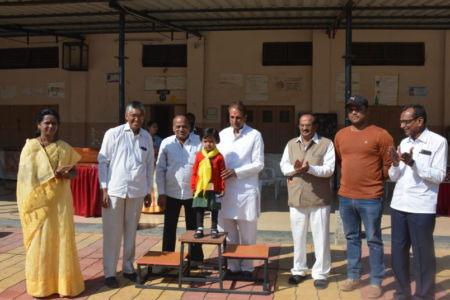 Hon. MLA Govardhanji Sharma sir, Dr. Borde sir,Hon. Pawanji Padia, are honouring the winners of Sports day.